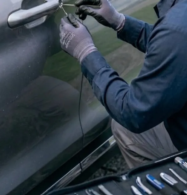 Cerrajero abriendo la puerta de un coche