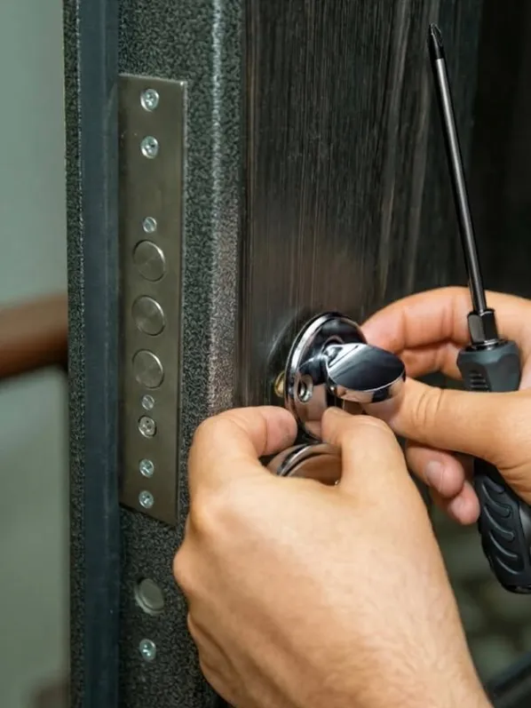 Técnico de Cerrajería Rápida abriendo una puerta