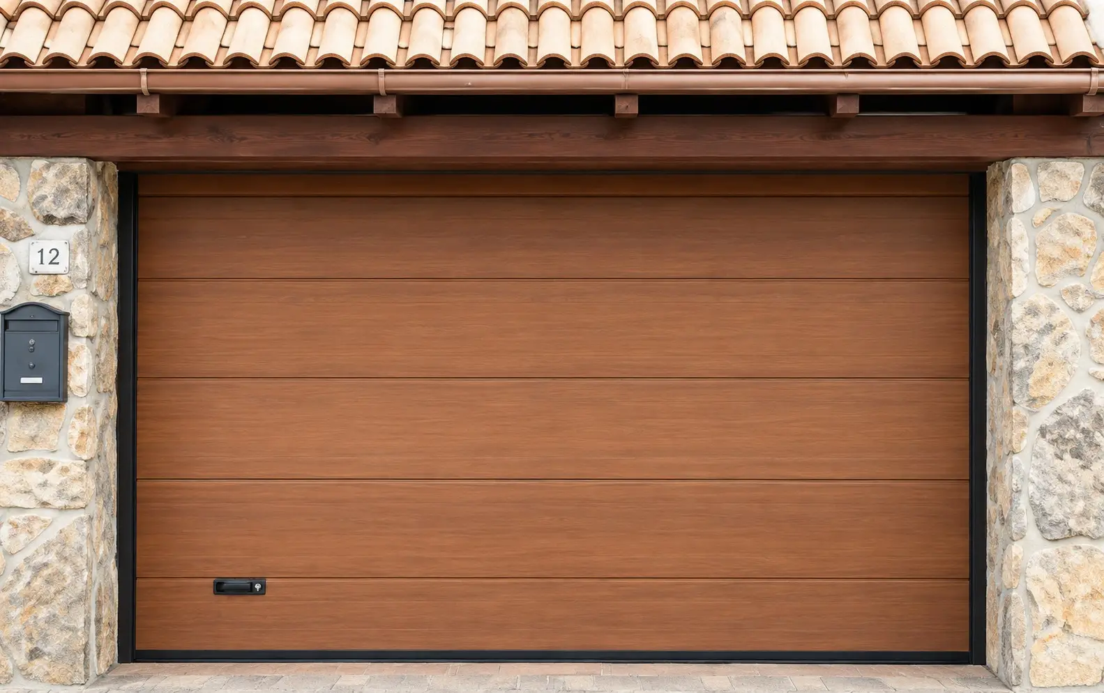Puerta de garaje seccional en una vivienda